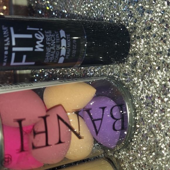 3 bundle products, 2 foundations and sponges - Picture 3 of 12